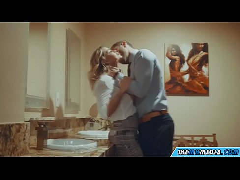 ❤️ Döşlü sarışın sizi ictimai tualetdə aldatdıqda ❤❌ Seks videosu bizdə